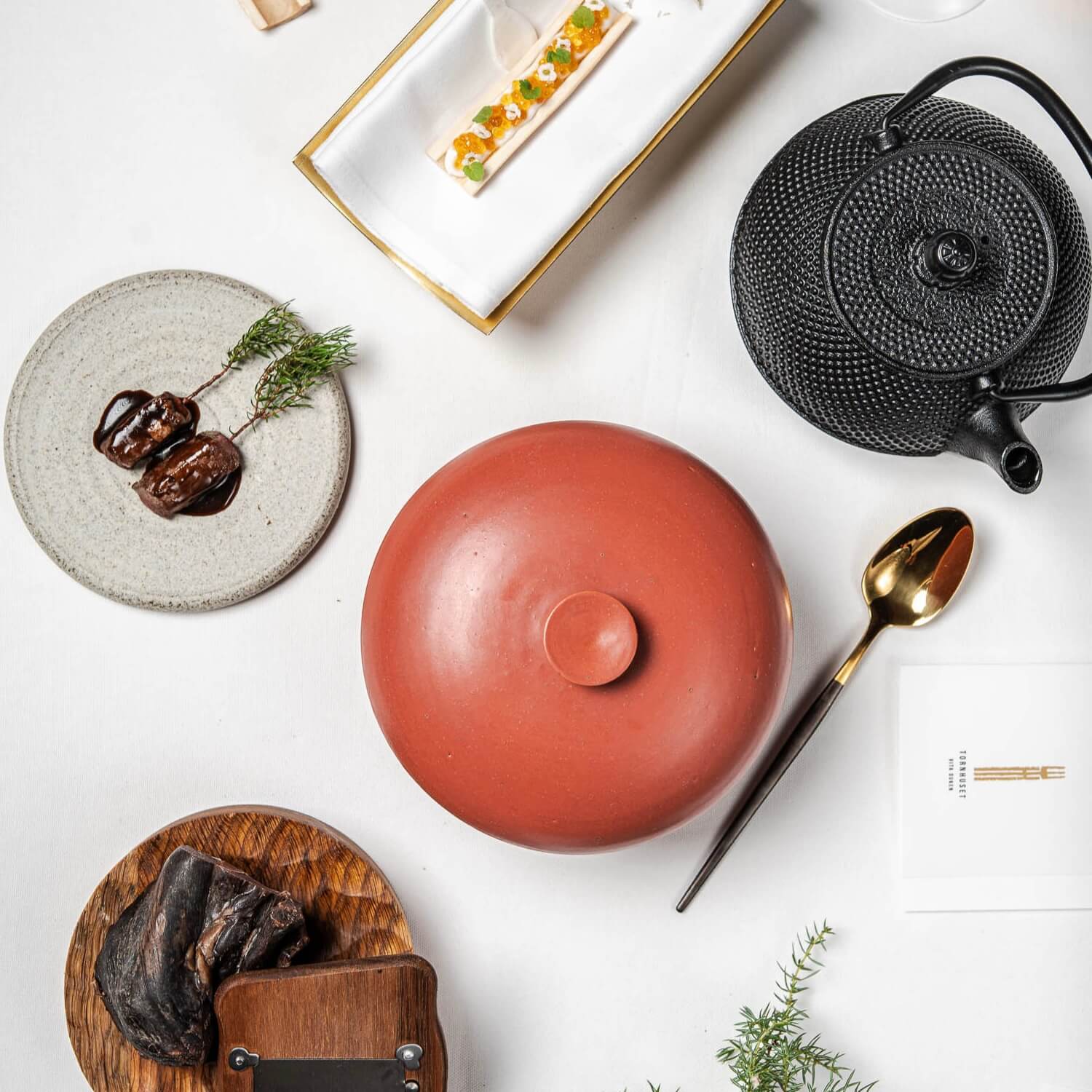 Tallrikar, skålar och hantag i keramik och trä